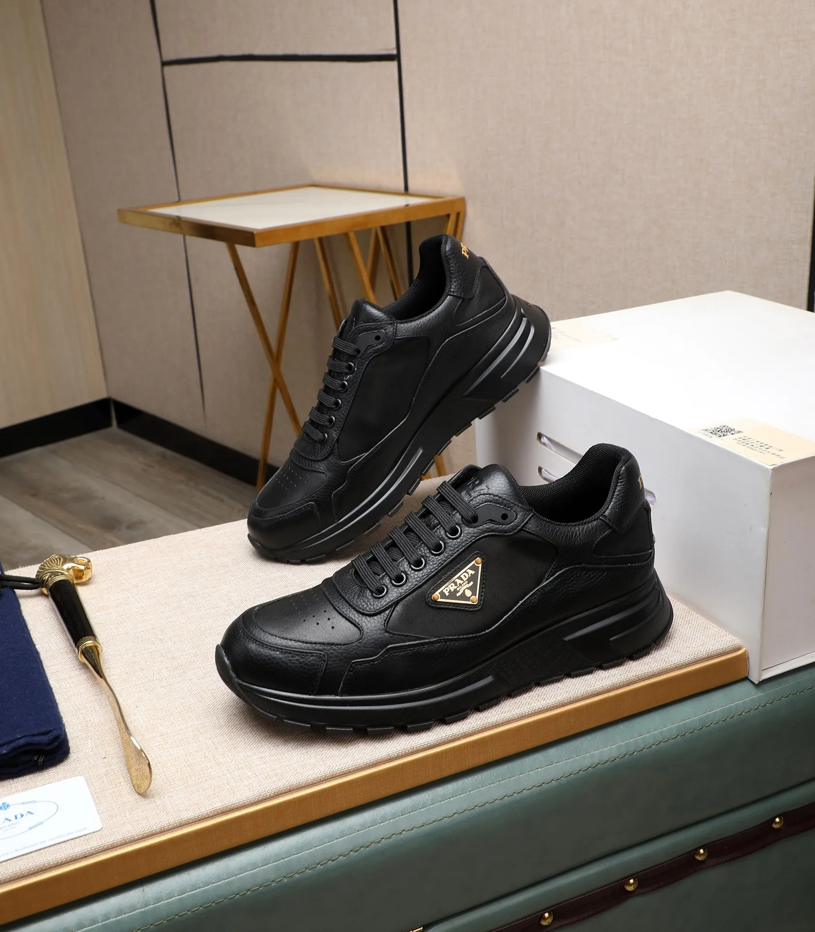 Men's shoes 💰580 high version official website popular models are on the market, 🆘 trendy brand (Prada) mainly promotes popular models, avant-garde and versatile fashionable men's shoes private version mold opening, cowhide surface splicing 1:1 replica... fashionable and simple, original imported cowhide lining cowhide feet; the atmosphere and personality are more fashionable, eye-catching and pursuing class. It will subvert the old idea and be a must-have for fashion trendsetters with you! Must keep it for yourself! Tall and comfortable, large and low, high-end quality workmanship. Size: 38-45; 3️⃣colors available.